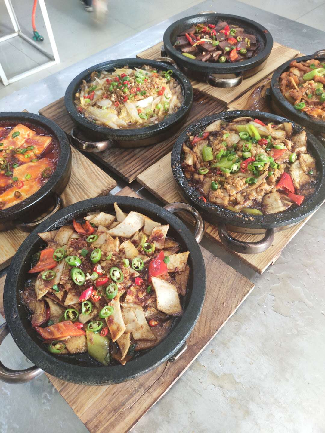 全網(wǎng)火爆石鍋菜  擺攤一天賣488鍋   10天一鍋天天排隊